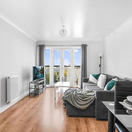 Onsitestays - Cosy 2-Bedroom Apartment With Free Parking, Wi-Fi & London Links Northfleet Eksteriør bilde