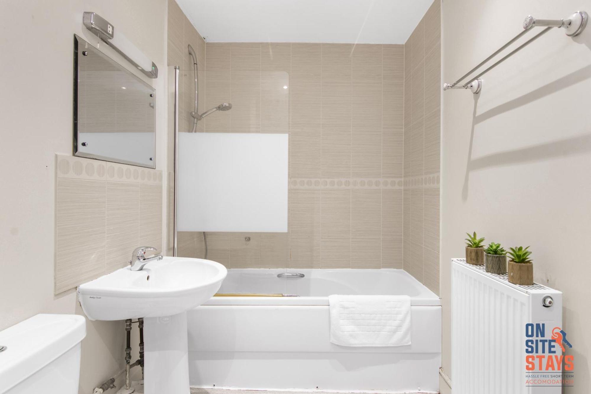 Onsitestays - Cosy 2-Bedroom Apartment With Free Parking, Wi-Fi & London Links Northfleet Eksteriør bilde